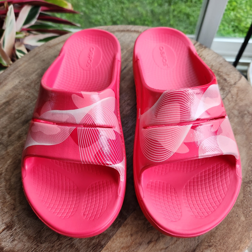 OOFOS Pink Slide Sandals with White Wave Design
